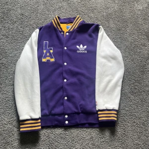 addidas varsity jacka - En sällsynt varsity jacka i gott skick. 9,5 cond. 