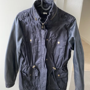 Vårjacka - Svart vårjacka i storlek S från Bik Bok.