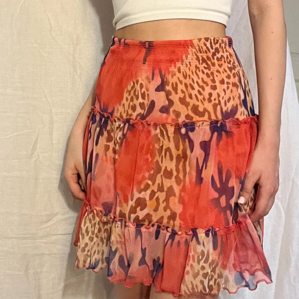 Färgglad kjol som även kan användas som topp. Kjolar.