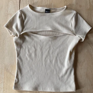 Topp från Gina Tricot i strl S - Topp från Gina Tricot i strl S