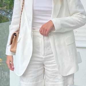 Massimo dutti Linnekavaj   - Säljer min Massimo dutti kavaj i linne. Storlek 38 men mer som en 36. Någon enstaka fläck vid kragen men misstänker det går bort vid kemtvätt. 