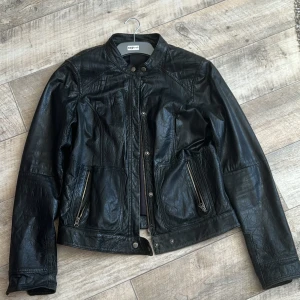 Svart skinnjacka  - En svart vintage skinnjacka från Lindex. Mjuk och skön kvalite storlek 42 Passar perfekt nu till vårens solstrålar 