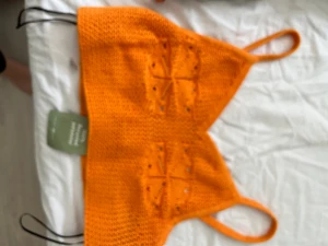 Orange top - Jätte fin Top har aldrig använt den jag köpte den för 50kr på hm❤️