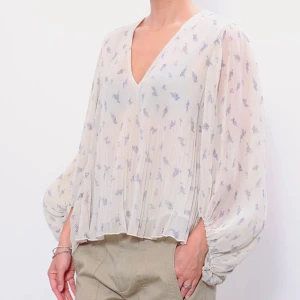 GANNI blus - Plisserad blommig blus från Ganni, med ballongärm. Tyvärr är lappen borta men den är knappt använd! Färgen är lite off-white/beige💘