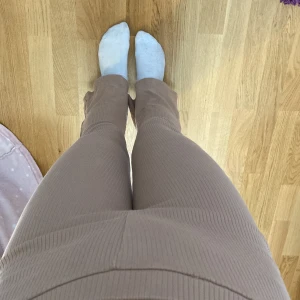 Ribbade byxor  - Säljer dessa fina ribbade byxorna från lager 157. Säljer pga jag inte använder dom. Dom är superfina i skicket och har inga hål alls. Dom är väldigt sköna att ha på sig och särskilt nu på våren. Har använt dom typ 1 gång. Köpte dom för 150kr. 