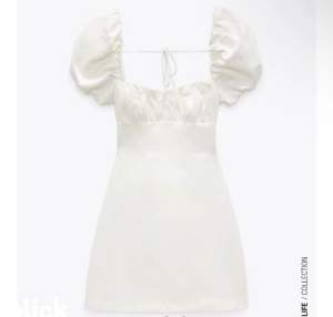Säljer denna vita klänningen från Zara som är helt oanvänd och bara testad! Den är i storlek M men är liten i storleken och passar S. Säljer den för 200 kr + frakt. Nypris är 359 kr.