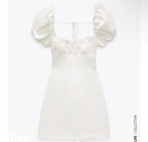 Vit klänning - Säljer denna vita klänningen från Zara som är helt oanvänd och bara testad! Den är i storlek M men är liten i storleken och passar S. Säljer den för 200 kr + frakt. Nypris är 359 kr.