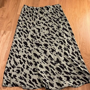 Kjol  - Leopard mönstrad grön kjol, kommer inte till användning för mig. Prislapp kvar. 
