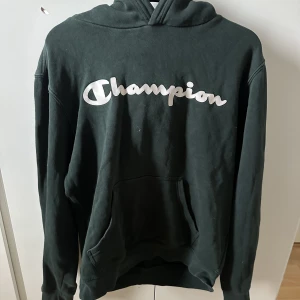 Champion hoodie  - Vintage championhoodie, väldigt bra skick och super fin. Liten i ärmarna och inte så stor i storleken. 