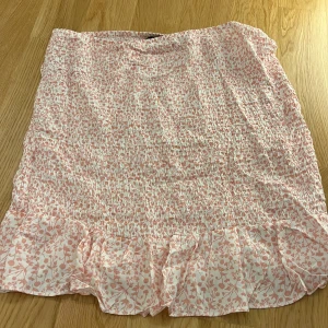 Kjol  - Super söt blommig kjol från Bikbok, kommer inte till användning för mig längre då den är stor för mig. 