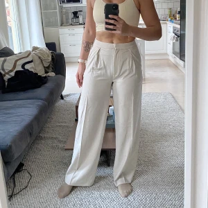 Beiga Kostymbyxor - Beiga kostymbyxor från H&M med jättefin passform, dock lite små för mig. Helt nya med lappen kvar. Passar en strl S. Ord Pris 299kr 