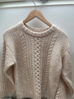 Kabelstickad tröja - En beige Kabelstickad tröja från arket barn. Är lite overzise därav passar på åldrar över storleksåldern. 🌸
