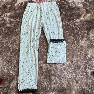 Pyjamas byxor  - Storleken är medium och byxorna är väldigt lösa och högmidjade. Midjan är lite tajtare men också väldigt stretchig. Man kan knyta midjan med ett snöre. 