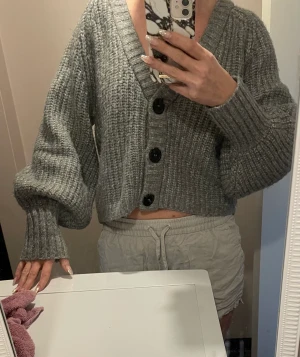 Kofta  - Stickad kofta i storlek s Så fin och är i super skick. 💕