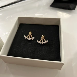 Örhängen  - Fina örhängen från sparv. Aldrig använda. Guld/rosé.