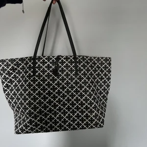 By malene Birger väska - Säljer denna skit snygga by maline Birger väskan! Då jag vill ha en mindre❤️