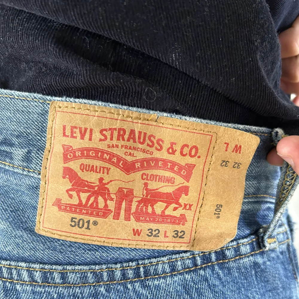 Säljes min brors Levis i storlek 32x32. Han är 193 för referens på hur de sitter på! Bra skick . Jeans & Byxor.