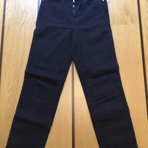 Svarta jeans från NA-KD. Hög midja och raka ben. Midja: ca 32x2 cm Höft: ca 41x2 cm Innerben: ca 69 cm Midjehöjd: ca 29 cm. 99% bomull 1% elastane ( stretch). Använda ett fåtal gånger och är i mycket bra skick.