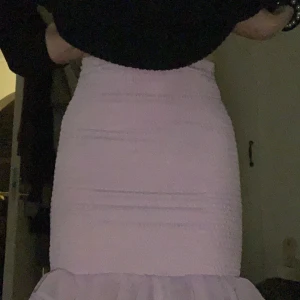 kjol - säljer denna superfina lila kjol, bilderna gör den inte rättvis i färgen! köpt på bikbok 2021! hör av er för bilder/frågor🩷