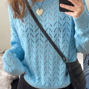 Stickad tröja  - Snygg tröja som jag köpte för inte alls länge sedan men som inte har kommit till användning en enda gång 🎀Jag säljer fler stickade tröjor, kolla gärna in min profil 💖