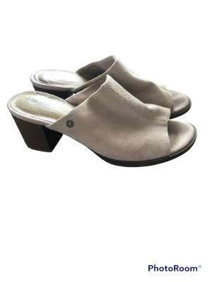 Beiga mocka klackar  - Fina klackar i storlek 36. Använda ett par gånger men inga defekter. Perfekta till sommaren☀️Köp gärna med köp nu!