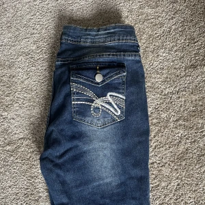 Jeans - Blåa jeans med fickor bak. Storlek S💗