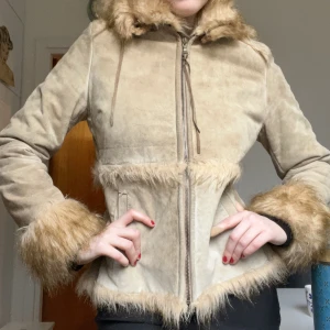 Mocka/pälsjacka  - Jättefin beige mocka och pälsjacka! Jättemysig och lurvig inuti, men päls på luvan, kragen, ärmarna och mitt på jackan. Luvan är avtagbar, säljer pga tyvärr för liten för mig. 💋🐆