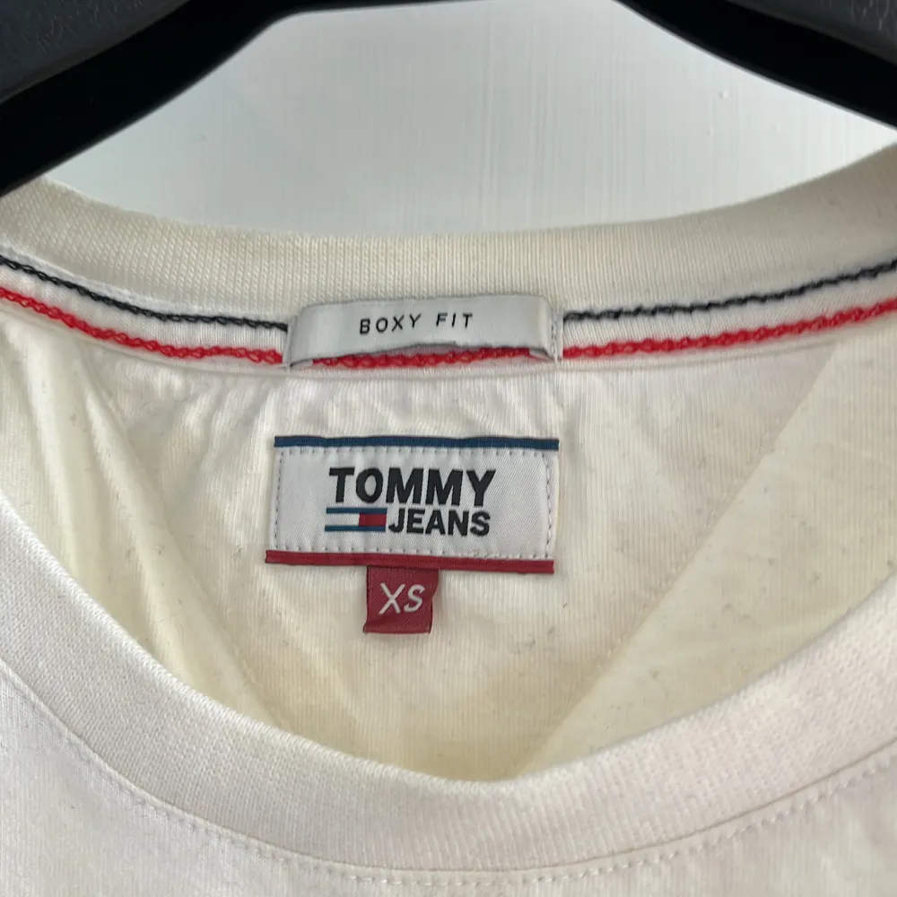 Snygg t-shirt från Tommy Hilfiger jeans💕 knappt använd och i nyskick💕 den är i boxfit💕 . T-shirts.
