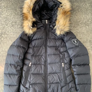 Rockandblue - Storlek 34, använd och har några rivmärken.