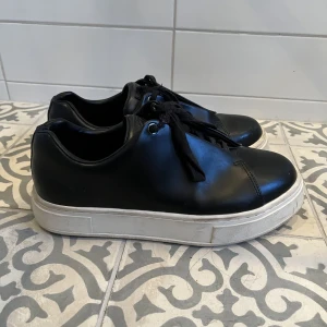 Eytys - Säljer nu mina älskade eytys i storlek 41! Nypris 2500🙌Använda endast ett fåtal gånger och därför är de som nya. Däremot har skosnöret gått av men det är lätt att lösa! Har kvitto men tyvärr hittar jag inte skokartongen. 