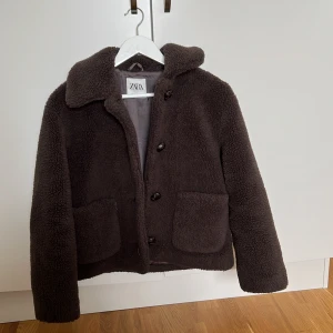 Teddyjacka - En brun teddyjacka feån zara, storlek xs men passar xs-s