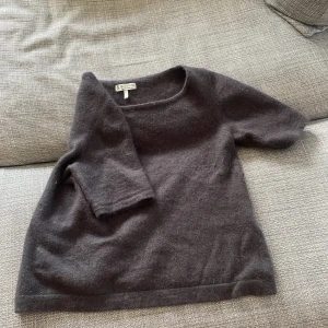 Stickad t-shirt - En fin stickad t-shirt från newhaouse, bra skick💕 sitter som en M/S