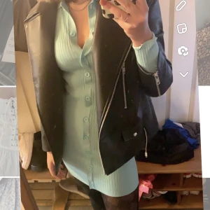 Zara klänning  - Zara klänning i strl 36, knappt använd. Skriv för fler bilder🥰