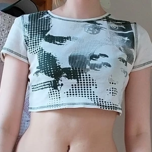 Crop top - Cool croptop ifrån hm. Säljs då jag knappt använt den💓