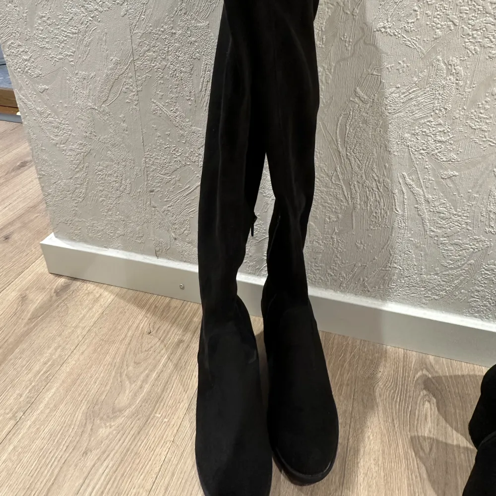 Over knee boots from Nelly, perfectly in good condition. . Skor.