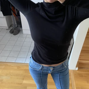 Långärmad turtleneck - Svart tight långärmad tröja i bomull med lite högre krage
