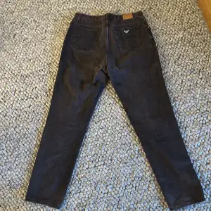 Säljer mina begagnade Armani jeans eftersom de inte passar mig längre. Storlek: 32 Skick: helt okej, lite slitna på vissa ställen (inte synligt) 