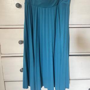 Blå plicerad medellång kjol! Superfin men tröttnat på den, använt den ganska mycket men den är i väldigt bra skick💕