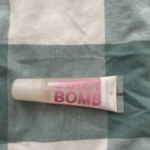 Juicy bomb  - köpte den men har inte använt den. Gillade inte färgen eller lukten, luktar typ frukter. 