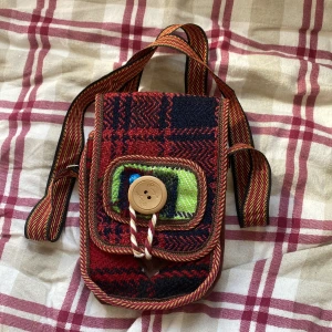 Väska - Superfin väska som man kan ha till sommaren! Får plats med massor, böcker, nycklar, hörlurar och mera! 🥰 Köpare står för frakt.