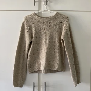 Tjocktröja - En rosa/beige tjocktröja som jag inte använder längre då den inte riktigt passar min stil. Den är använd men inte trasig på något sätt! Använd gärna köp nu💕