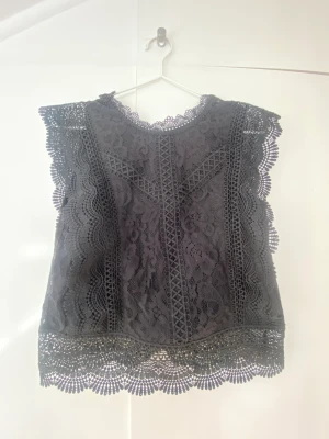 Svart blus! - Säljer denna fina svarta blus som är ursnygg till en middag, andvänd 1 gång så typ helt ny!🌸🌸💞💞