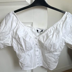 Supersöt sommartopp / korsett-topp - En SUPERsöt sommartopp/korsett-topp med små knappar framtill. Går att ha på axlarna men också off shoulder! Säljer då den tyvärr är lite liten för mig, storlek 36, passar XS-S 💘