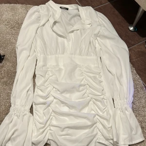 Vit kort klänning  - Vit kort klänning köpt från Shein. Storlek Xs, aldrig använd utan har bara testat den! 