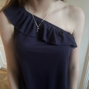 One off shoulder topp - Söt One off shoulder topp! Skriv vid intresse eller frågor<33