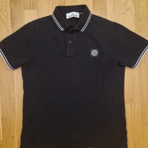 Stone island piké tröja - En äkta stone island piké i nyskick. Clg tag är bortklippt pga obekvämt. Pm för ev. frågor 