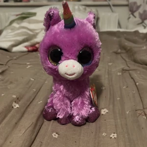 Lila unicorn gosedjur - En lila enhörning med regnbågshår! -Ty, beanie boos - köpte för 75kr- helt ny, aldrig använd -perfekt present till barn