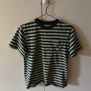 Carhartt  - T-shirt från carhartt, använd 1 gång men gillade inte stilen riktigt. Nypris 500kr 