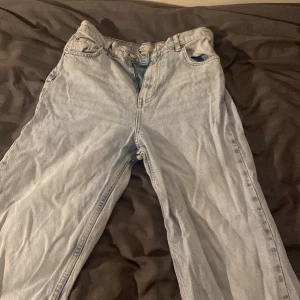 Blåa Jeans - Snygga blåa high waisted jeans. Sommriga och töjbara