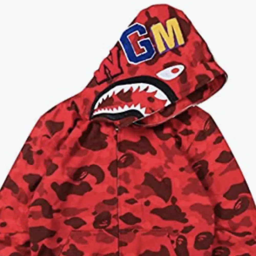 Har röd och lila bape hoodie för bra pris har alla storlekar så de bara och skriva både till man och kvinnor . Hoodies.